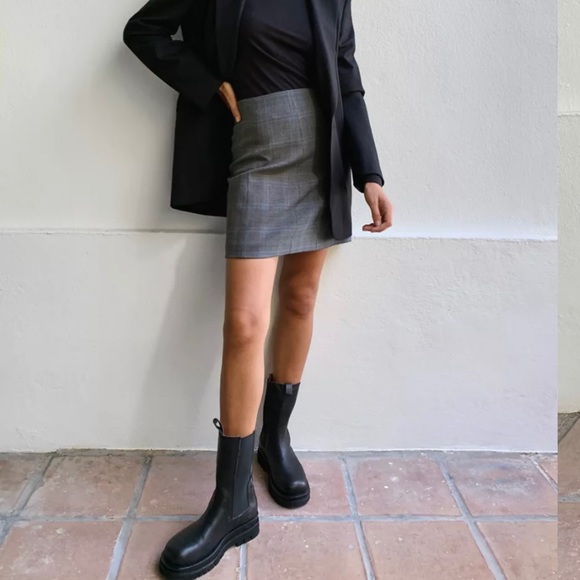 Babaton Modern Mini Skirt - Picture 1 of 6